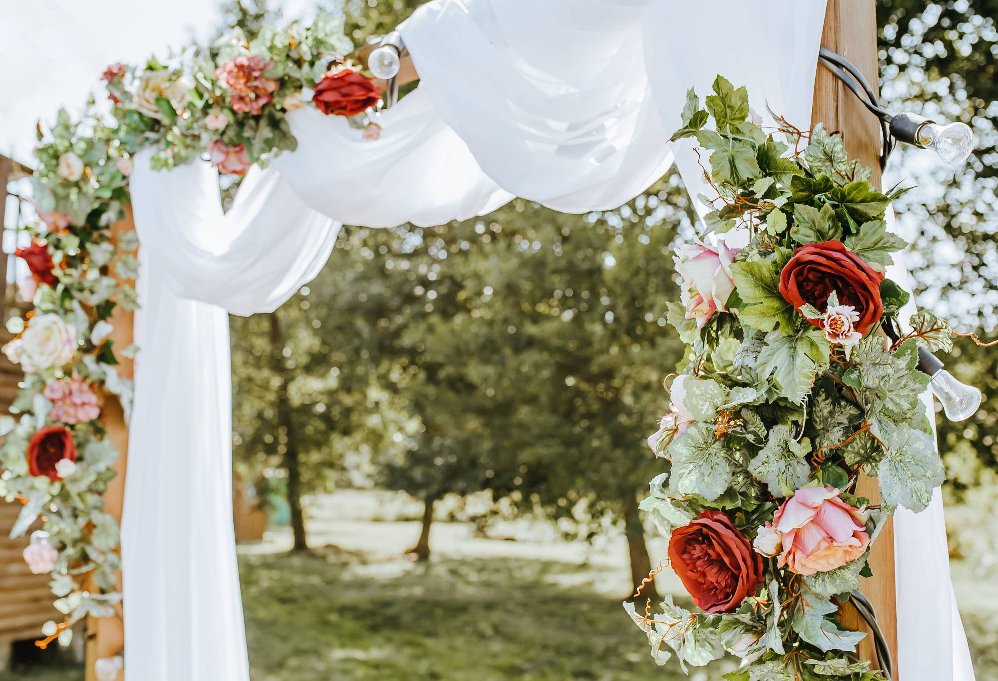Arco cerimonia rose rosse