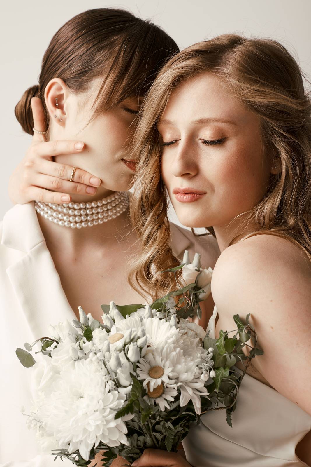 Una coppia abbracciata con il bouquet