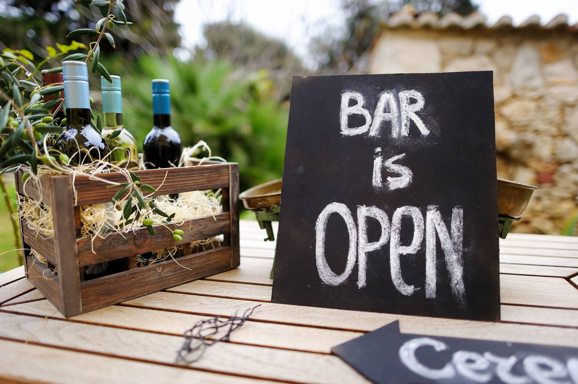 Bar con bottiglie di vino