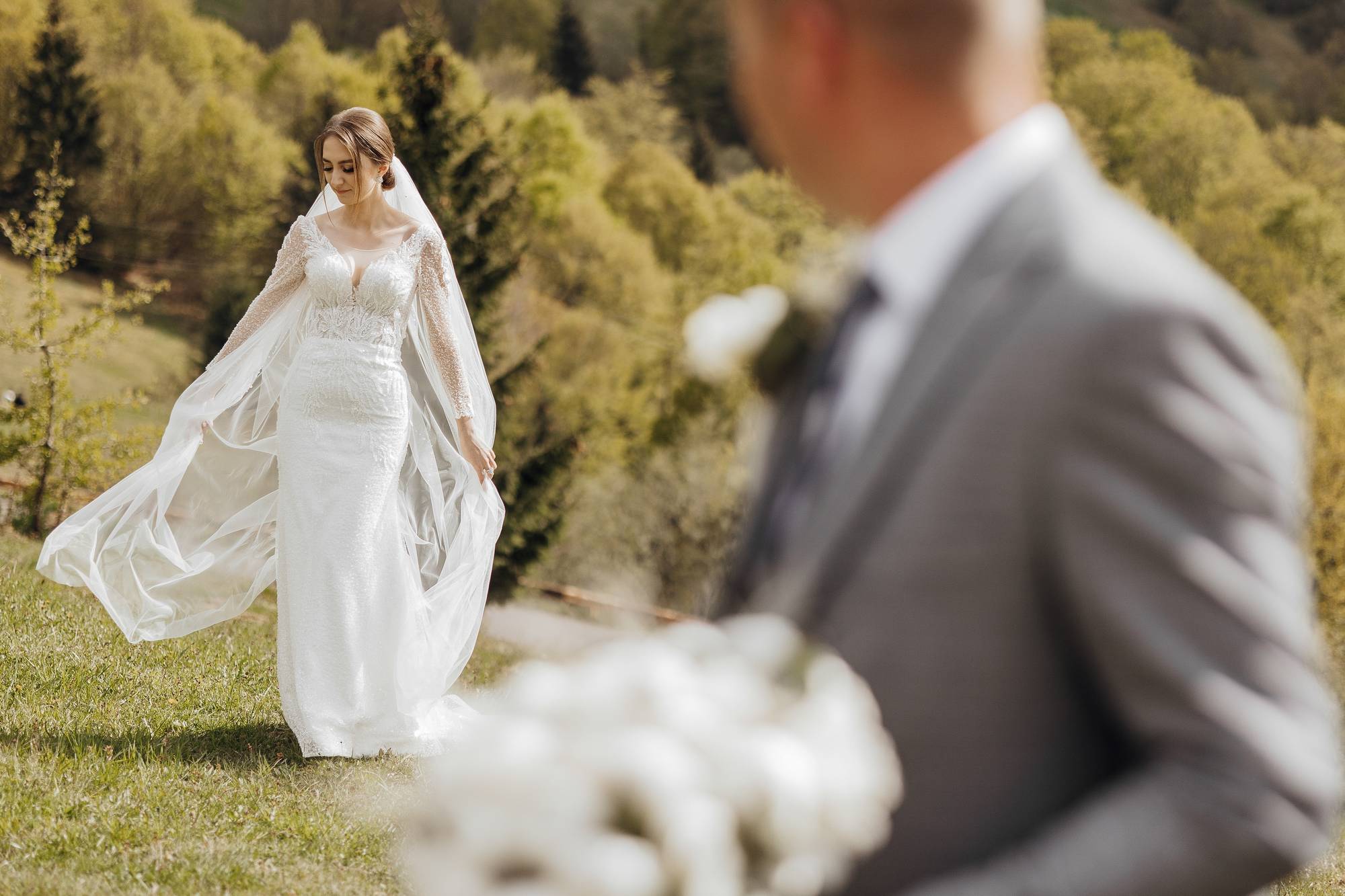 Sposa con velo fluttuante